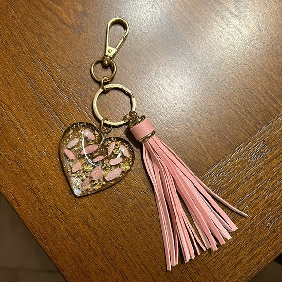 Pink flower petal heart keychain - Picture 4 of 4